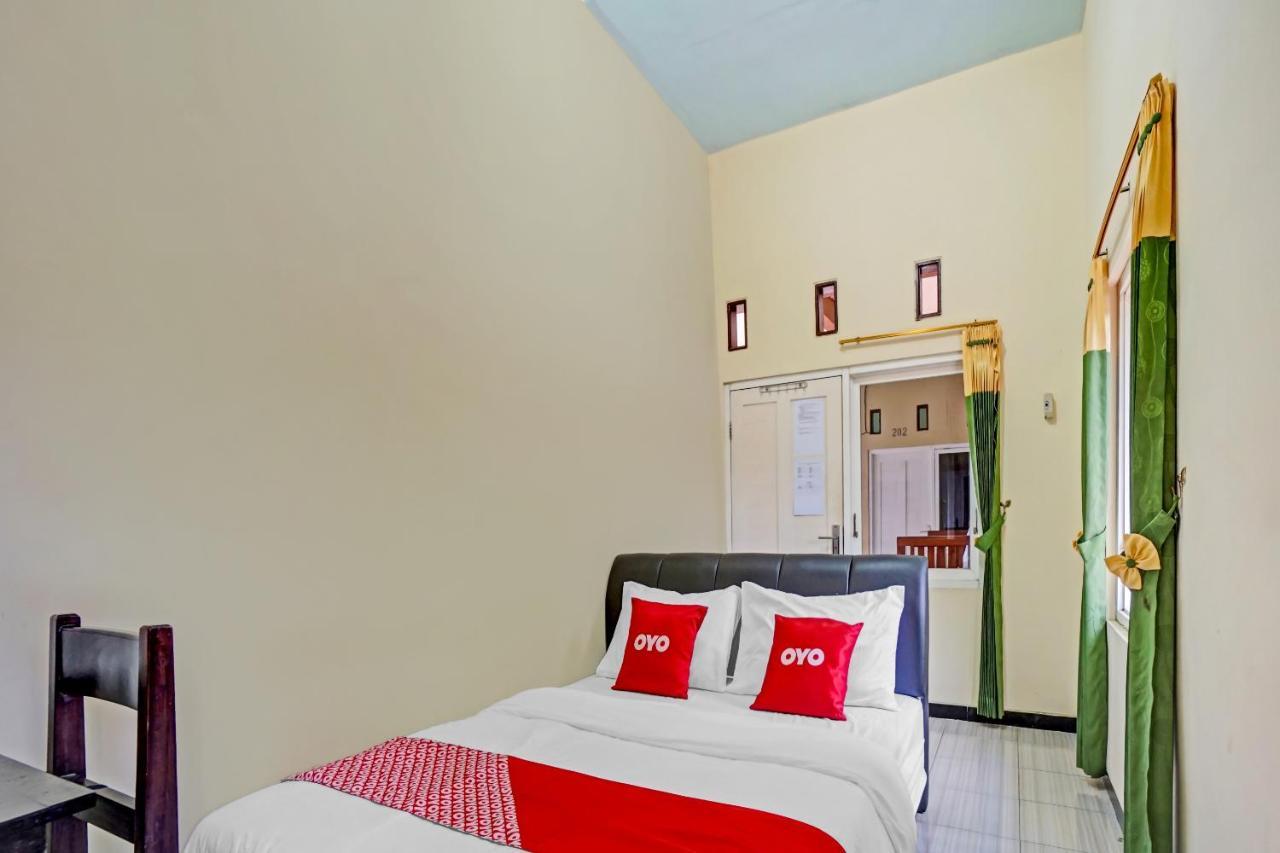 Oyo 3298 Bromo Guest House Family Malang Kültér fotó